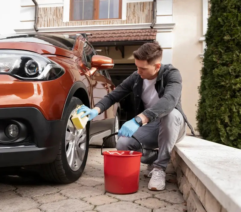 Lavage auto à domicile Fauguerolles : professionnel intervenant sur un véhicule
